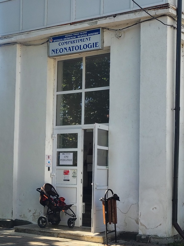 Intrare în compartimentul Neonatologie de la Spitalul Târgu Neamț.