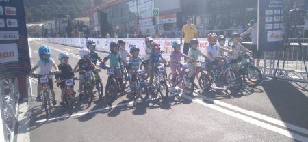 Copii la startul cursei de biciclete pentru copii în Piatra Neamț.