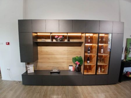 Mobilier de living modern cu rafturi și iluminare LED.