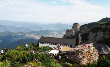 FOTO. Numărul turiștilor veniți în Neamț pentru a urca pe Ceahlău a scăzut. Lipsa de civism continuă să-și spună cuvântul FOTO. Numărul turiștilor veniți în Neamț pentru a urca pe Ceahlău a scăzut. Lipsa de civism continuă să-și spună cuvântul