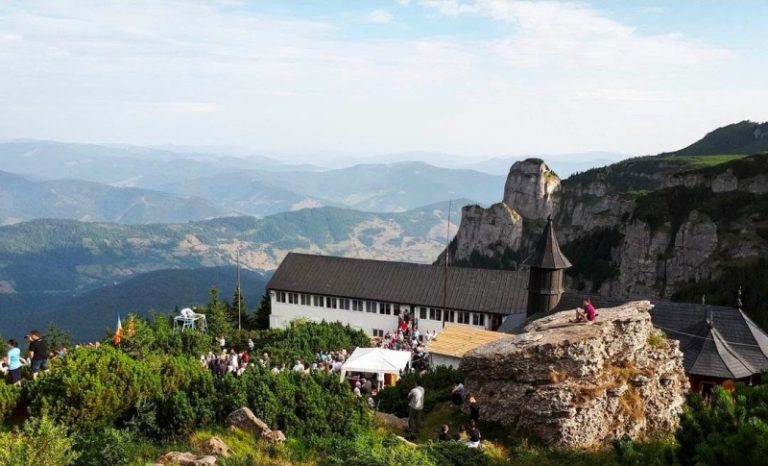 FOTO. Numărul turiștilor veniți în Neamț pentru a urca pe Ceahlău a scăzut. Lipsa de civism continuă să-și spună cuvântul FOTO. Numărul turiștilor veniți în Neamț pentru a urca pe Ceahlău a scăzut. Lipsa de civism continuă să-și spună cuvântul