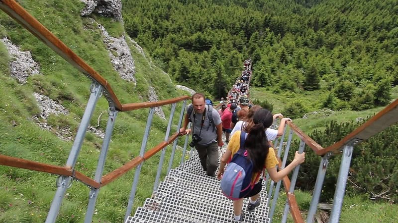 FOTO. Numărul turiștilor veniți în Neamț pentru a urca pe Ceahlău a scăzut. Lipsa de civism continuă să-și spună cuvântul 1 FOTO. Numărul turiștilor veniți în Neamț pentru a urca pe Ceahlău a scăzut. Lipsa de civism continuă să-și spună cuvântul