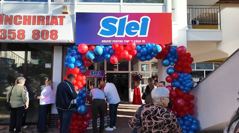 SLEI a deschis al doilea magazin din Târgu-Neamț. Zeci de oameni au învârtit roata pentru premii: „Răsfăț pentru tine și casa ta!” 3 O mulțime de oameni la inaugurarea magazinului Slei din Târgu-Neamț.