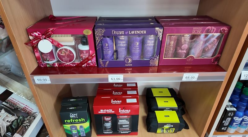 SLEI a deschis al doilea magazin din Târgu-Neamț. Zeci de oameni au învârtit roata pentru premii: „Răsfăț pentru tine și casa ta!” 2 Produse de îngrijire și parfumuri expuse pe raft la magazin.