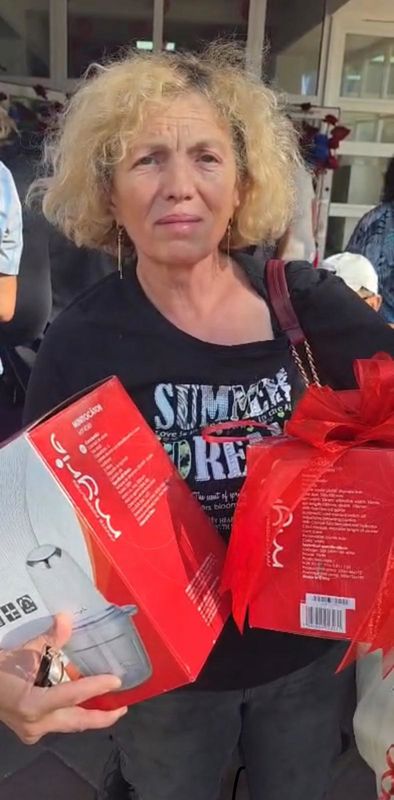 SLEI a deschis al doilea magazin din Târgu-Neamț. Zeci de oameni au învârtit roata pentru premii: „Răsfăț pentru tine și casa ta!” 10 Femeie cu părul blond și coafură curly, ținând un premiu în mână.