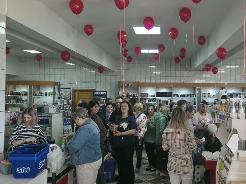 SLEI a deschis al doilea magazin din Târgu-Neamț. Zeci de oameni au învârtit roata pentru premii: „Răsfăț pentru tine și casa ta!” 5 O mulțime de oameni participă la evenimentul de la magazinul SLEI din Târgu-Neamț.