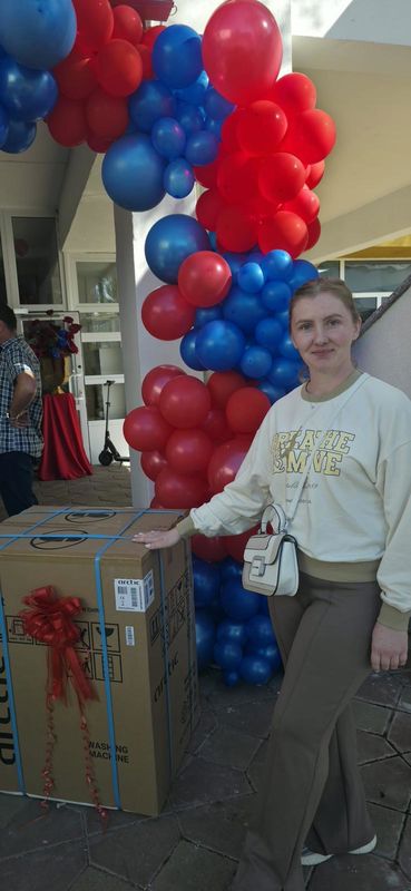 SLEI a deschis al doilea magazin din Târgu-Neamț. Zeci de oameni au învârtit roata pentru premii: „Răsfăț pentru tine și casa ta!” 9 Persoană la evenimentul de deschidere a magazinului SLEI cu baloane roșii și albastre.