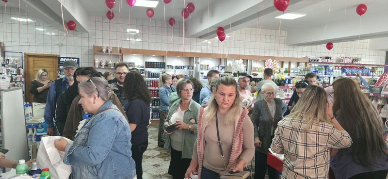 SLEI a deschis al doilea magazin din Târgu-Neamț. Zeci de oameni au învârtit roata pentru premii: „Răsfăț pentru tine și casa ta!” 7 O mulțime de oameni în magazinul SLEI din Târgu-Neamț, participând la eveniment.