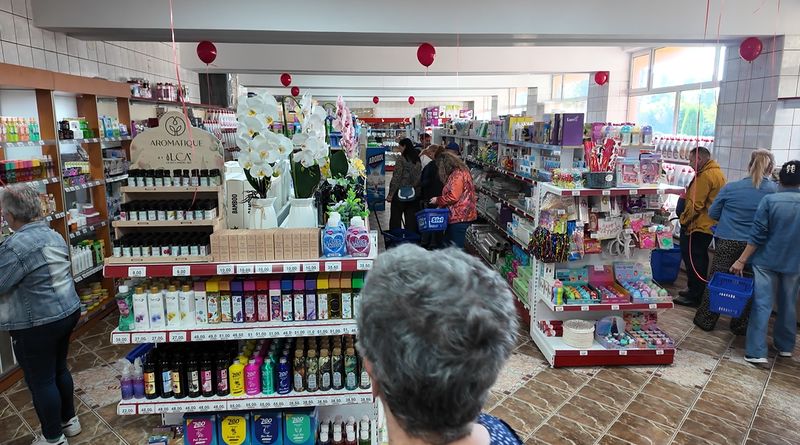 SLEI a deschis al doilea magazin din Târgu-Neamț. Zeci de oameni au învârtit roata pentru premii: „Răsfăț pentru tine și casa ta!” 1 Oamenii cumpără diverse produse în magazinul nou din Târgu-Neamț.