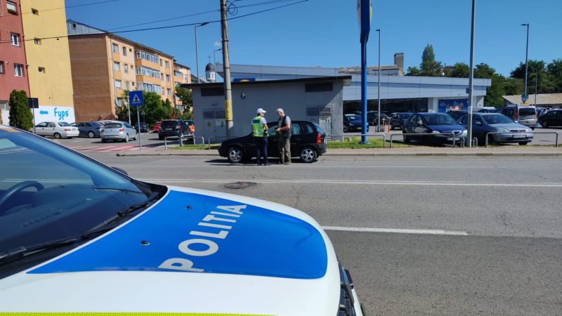 Polițiști rutieri verificând un șofer pe strada din Neamț.