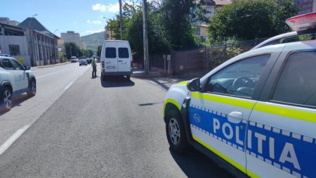 FOTO. Acțiune ROALPOL: peste 100 de sancțiuni aplicate și 20 de permise suspendate de Poliția Rutieră Mașină de poliție și autospeciale pe strada din Neamț.