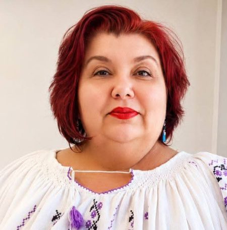 Florentina Martin, „Oameni pentru Oameni”: „Uneori, cel mai valoros lucru pe care îl putem dărui este timpul nostru și atenția noastră” Portretul Florentinei Martin, femeie cu păr roșu și zâmbet cald.