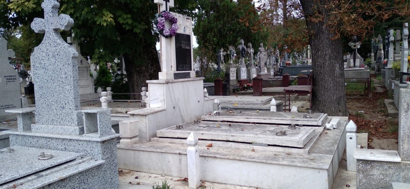 Cavou vandalizat în Cimitirul „Eternitatea” din Piatra Neamț - răzbunare sau teribilism? Familia reclamă distrugeri repetate 2 Cavou vandalizat în Cimitirul „Eternitatea” din Piatra Neamț - răzbunare sau teribilism? Familia reclamă distrugeri repetate