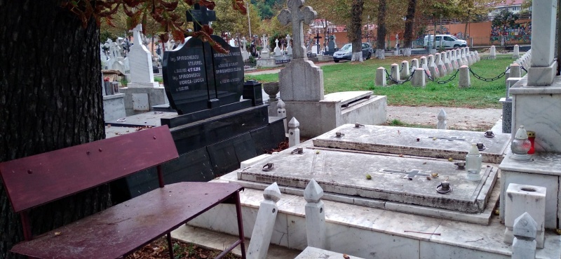 Cavou vandalizat în Cimitirul „Eternitatea” din Piatra Neamț - răzbunare sau teribilism? Familia reclamă distrugeri repetate 1 Cavou vandalizat în Cimitirul „Eternitatea” din Piatra Neamț - răzbunare sau teribilism? Familia reclamă distrugeri repetate