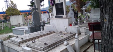 Cavou vandalizat în Cimitirul Eternitatea din Piatra Neamț, cu semne de distrugere și vandalism.