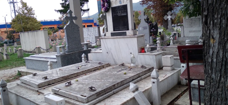 Cavou vandalizat în Cimitirul Eternitatea din Piatra Neamț, cu semne de distrugere și vandalism.