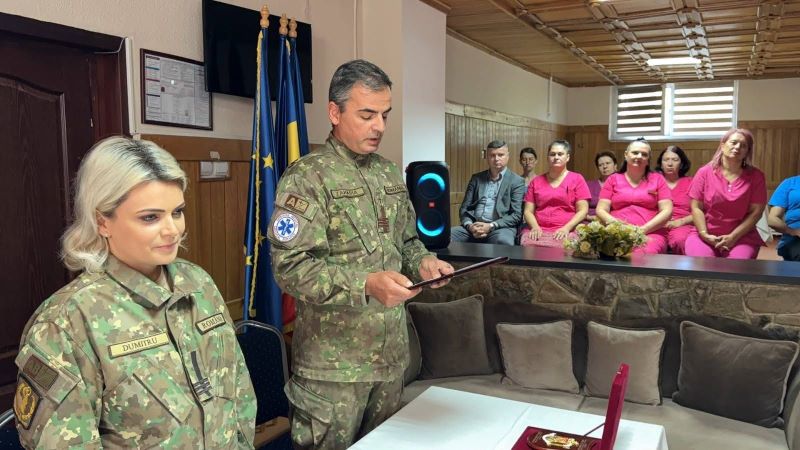 Ofițer militar prezentând un raport în fața personalului medical.