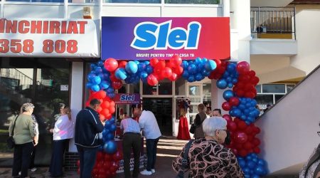 Magazin Slei în Târgu Neamț decorat cu baloane roșii și albastre.