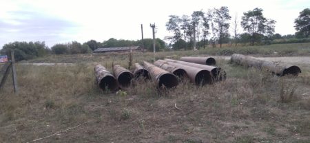 Conducte de metal pentru infrastructură de apă și canalizare în teren deschis.