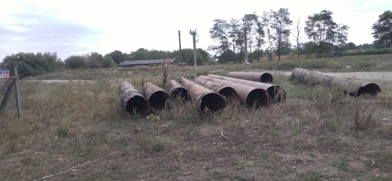 Conducte de metal pentru infrastructură de apă și canalizare în teren deschis.
