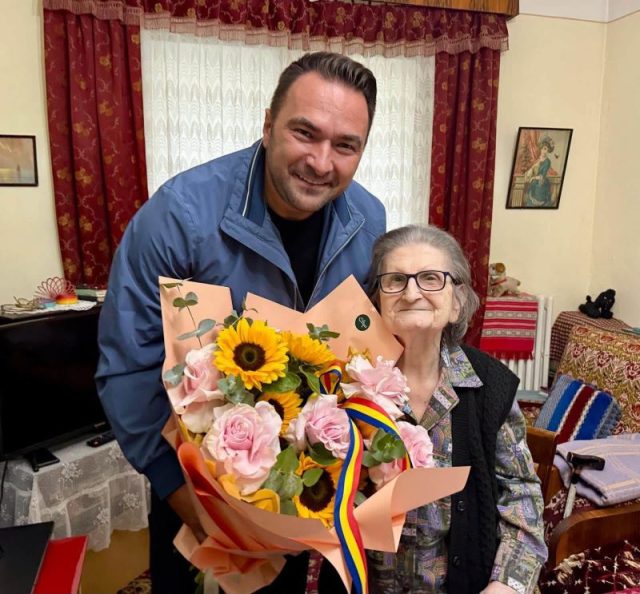 De un veac, martoră a trecerii istoriei. O femeie din Piatra Neamț a împlinit 100 de ani Femeie în vârstă, sărbătorită pentru 100 de ani în Piatra Neamț.