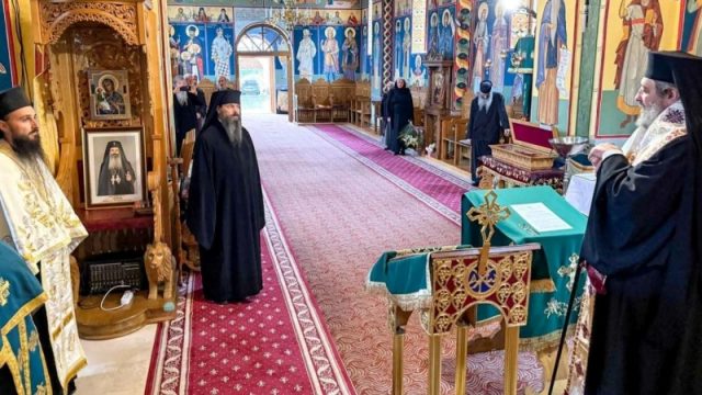 Nou stareț la Mănăstirea Bisericani. Un fost inginer chimist și profesor va conduce așezământul din Neamț Noul stareț în biserica Mănăstirii Bisericani, în timpul ceremoniei.