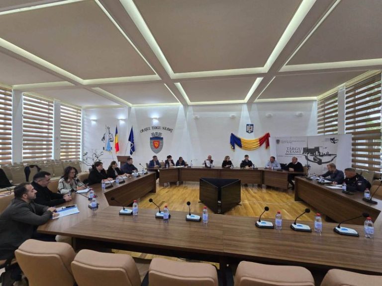 I-am pus la treabă! Autorități scoase din birouri în cazul stringentei probleme a apei din Târgu Neamț. „Situația rămâne una fragilă!” Reuniune a autorităților din Târgu Neamț pentru gestionarea crizei apei.
