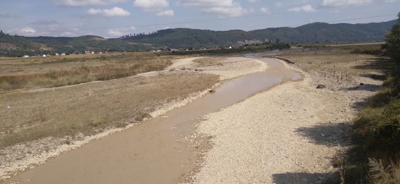 Criză apei la Târgu Neamț: infirmieră, surprinsă cărând apă cu găleata între secții în spital. UMB a oprit excavarea în zona Lunca