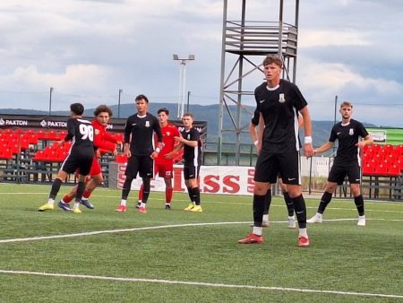 Jucători de fotbal în acțiune pe teren, în timpul unui meci de la Bacău.