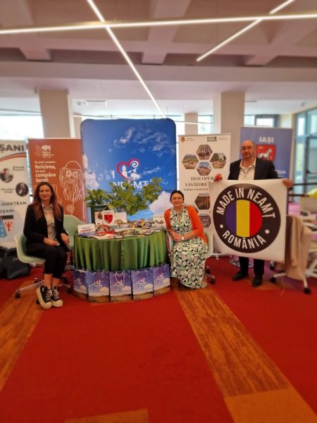 Așa ceva, Târgu-Neamț promovat …pe uscat! Trei persoane la stand de promovare în Târgu-Neamț, România.