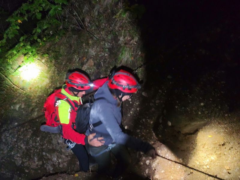 Video - foto. "Aventură" în adidași, noaptea, pe Ceahlău. O turistă din Olt, înghețată, salvată dintre prăpăstii! 1 Video - foto. "Aventură" în adidași, noaptea, pe Ceahlău. O turistă din Olt, înghețată, salvată dintre prăpăstii!