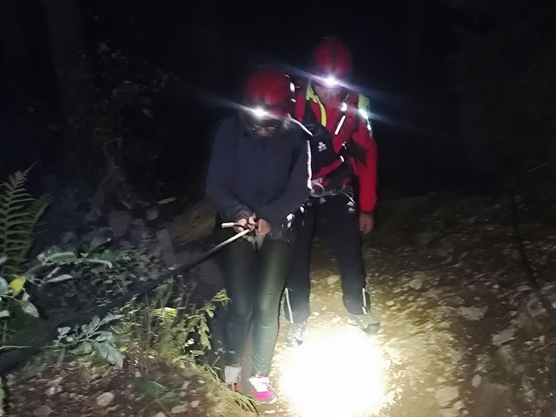 Video - foto. "Aventură" în adidași, noaptea, pe Ceahlău. O turistă din Olt, înghețată, salvată dintre prăpăstii! 2 Video - foto. "Aventură" în adidași, noaptea, pe Ceahlău. O turistă din Olt, înghețată, salvată dintre prăpăstii!
