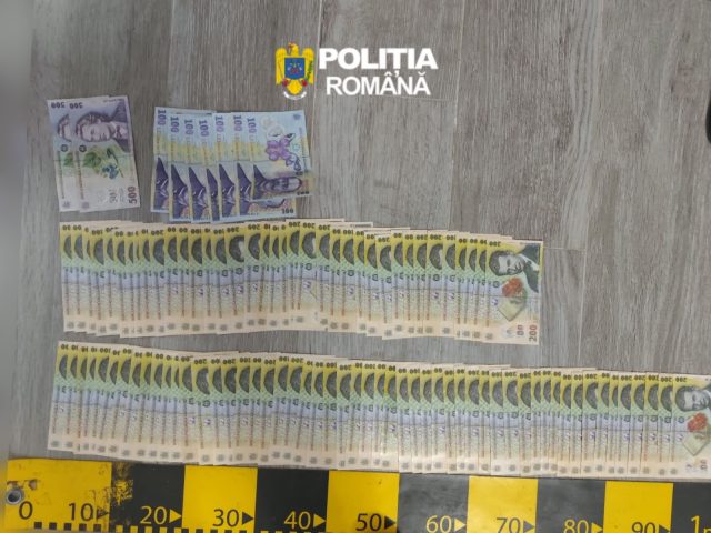 Bani și bijuterii din aur confiscate de poliție în Neamț.