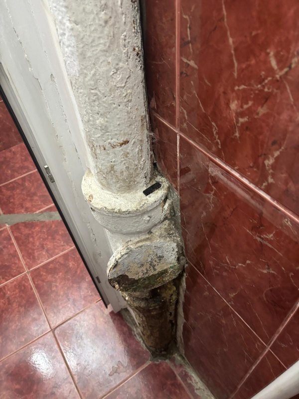 Primăria Târgu-Neamț: afară-i vopsit gardul, înăuntru, mucegai și igrasie 2 Primăria Târgu-Neamț: afară-i vopsit gardul, înăuntru, mucegai și igrasie
