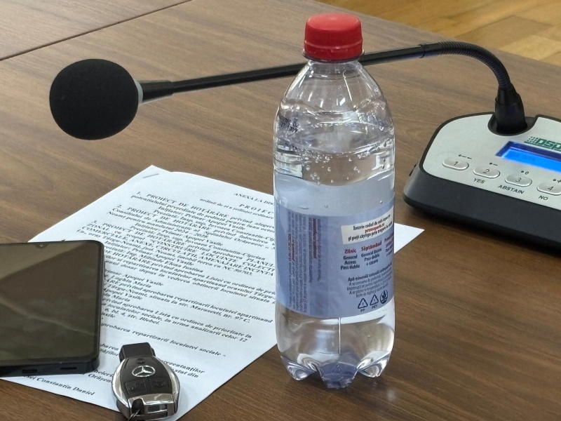 Primăria Târgu-Neamț: afară-i vopsit gardul, înăuntru, mucegai și igrasie 3 Microfon și apă pe masă pentru conferință sau întâlnire.