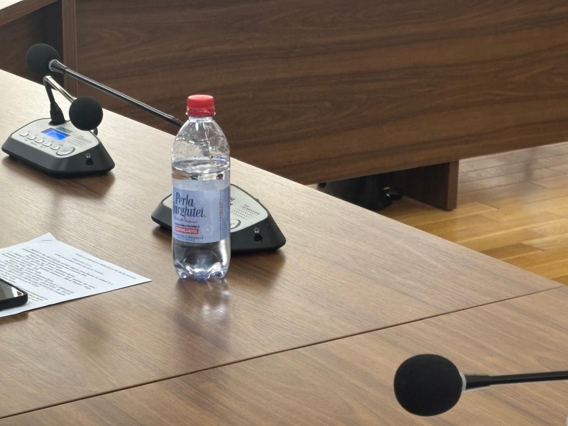 Primăria Târgu-Neamț: afară-i vopsit gardul, înăuntru, mucegai și igrasie 4 Microfon și apă pe masă în sala de ședințe.