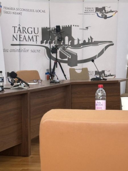 Camera de conferințe Târgul Neamț cu microfoane și echipamente.