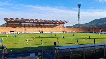 Stadionul Ceahlăul Piatra Neamț, teren de fotbal, spectatori, meci.