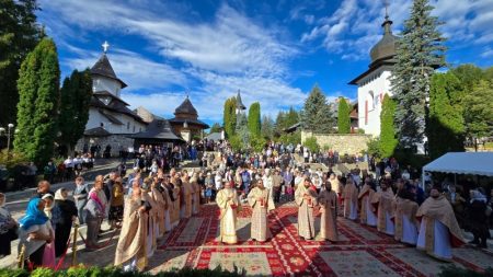 Adunare de oameni la Mănăstirea Sihăstria Neamțului, ceremonie religioasă.