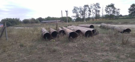 Conducte de apă pregătite pentru lucrări în zona Târgu Neamț.