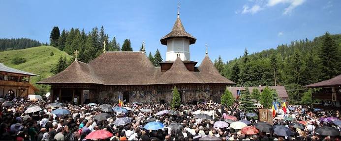 O zi specială la Mănăstirea Petru Vodă: starețul Hariton a împlinit 57 de ani. „Obștea unei mănăstiri poate fi gândită ca o familie unită” 2 Mulțime de oameni la evenimentul de la Mănăstirea Petru Vodă Neamț.