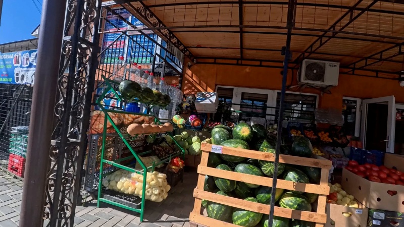 FOTO. Târgul săptămânal din Borca 16 Stand cu fructe și legume la târgul din Borca, Neamț.