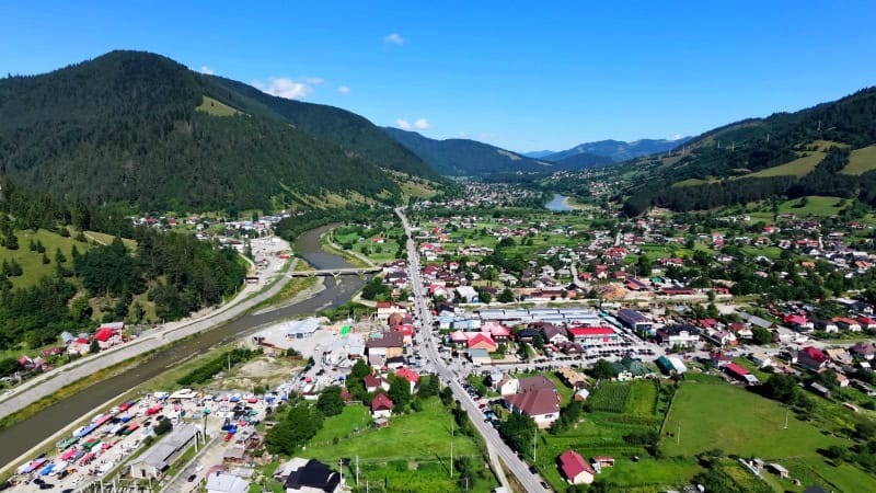 FOTO. Târgul săptămânal din Borca 1 Vedere panoramică a satului Borca în timpul târgului săptămânal.