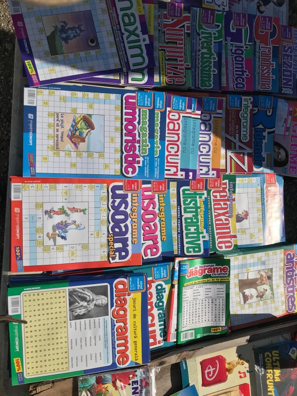 FOTO. Târgul săptămânal din Borca 6 Raft cu cărți și jocuri educative la târgul din Borca.