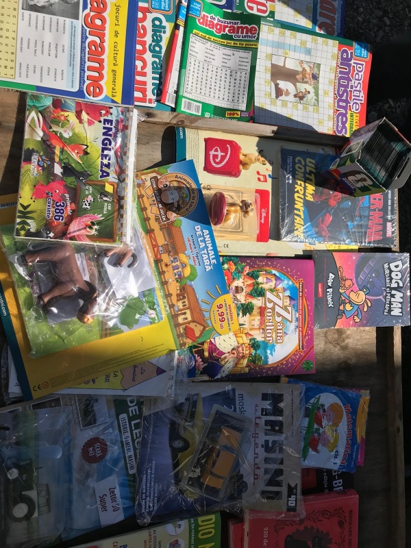 FOTO. Târgul săptămânal din Borca 4 Produse și jucării la târgul din Borca, Neamț.