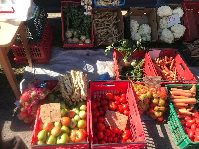 FOTO. Târgul săptămânal din Borca 9 Târg de legume și leguminoe la Borca, Neamț, România.