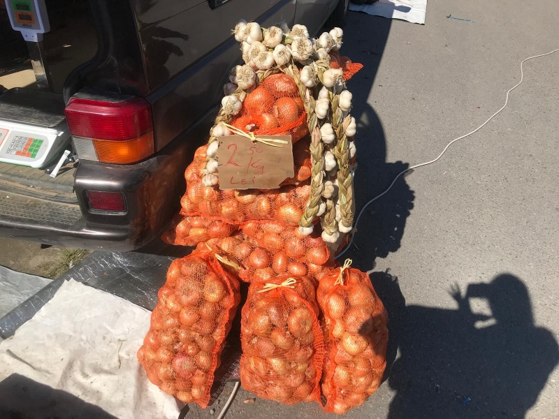 FOTO. Târgul săptămânal din Borca 10 Ceapă și usturoi vândute la târgul din Borca, Neamț.
