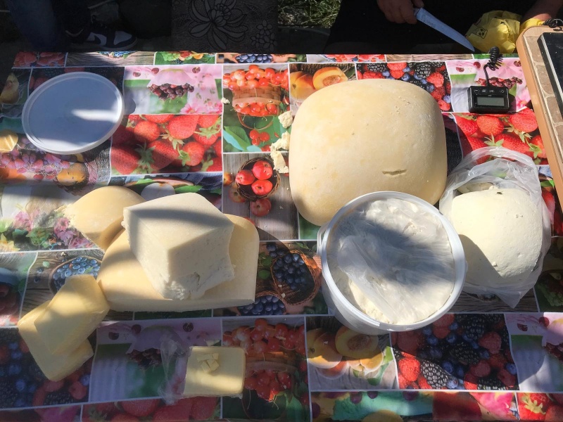 FOTO. Târgul săptămânal din Borca 7 Brânză tradițională expusă la târgul din Borca, Neamț.
