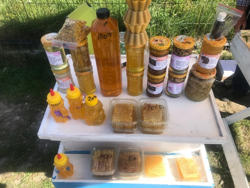 FOTO. Târgul săptămânal din Borca 12 Stand cu miere naturală și produse apicole la târgul din Borca.