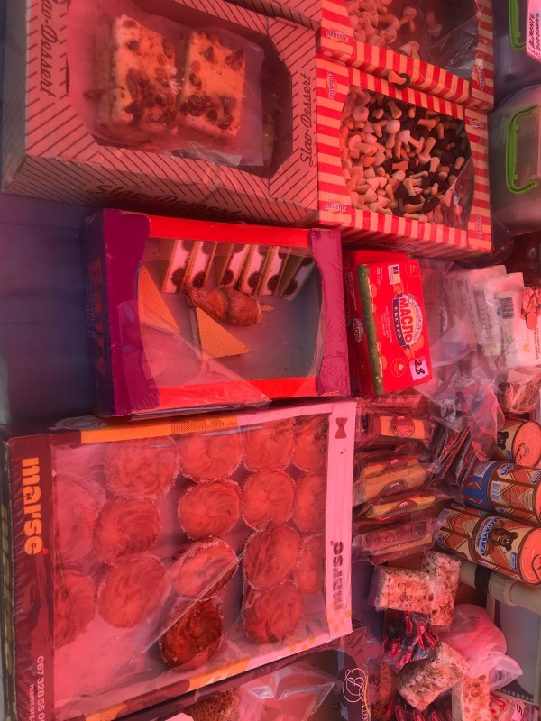 FOTO. Târgul săptămânal din Borca 14 Produse de patiserie și snacks-uri la târgul din Borca.
